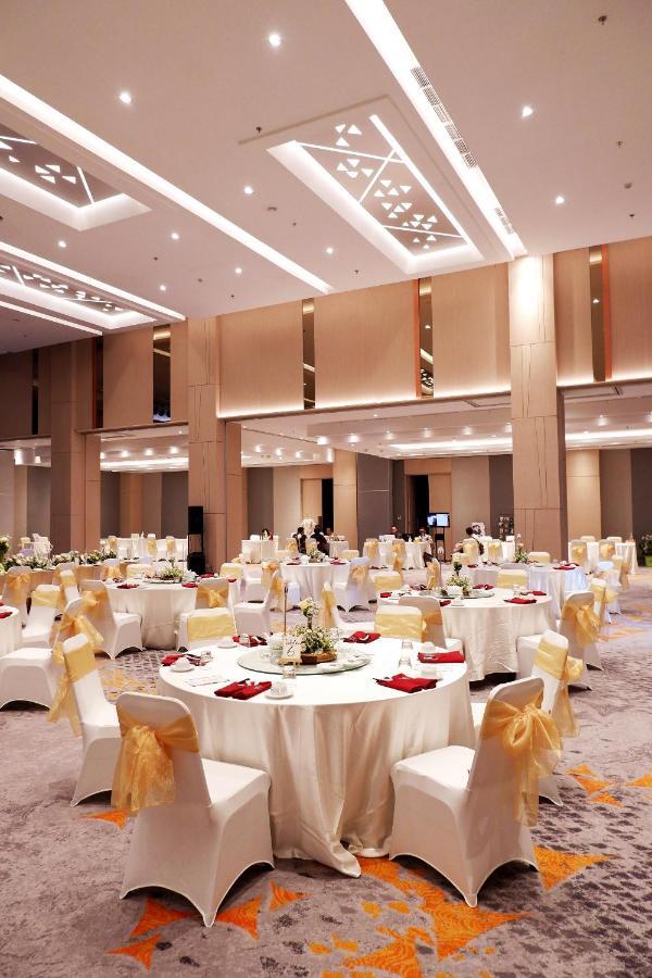 Harris & Conventions Bundaran Satelit Hotel