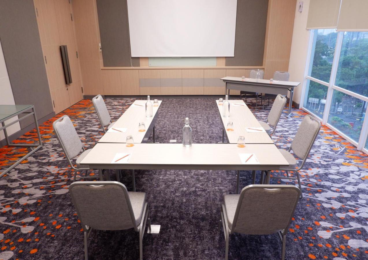 Hotel Harris & Conventions Bundaran Satelit
